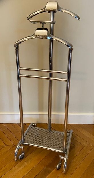 Valet de chambre chromé.

Haut. : 130 cm...