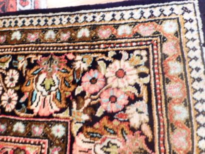 Tapis Ghoum en soie, centre de la Perse,...