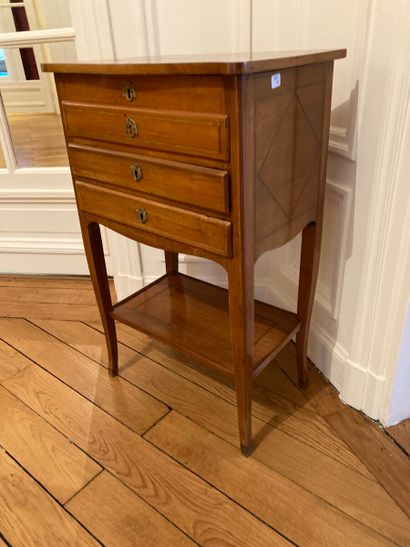 Petite table travailleuse ouvrant par un...