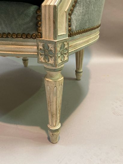 Paire de bergères en bois laqué gris rechampi...