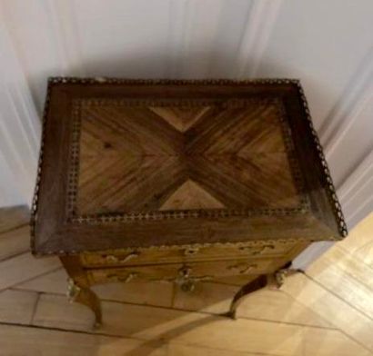 Petite table en marqueterie 