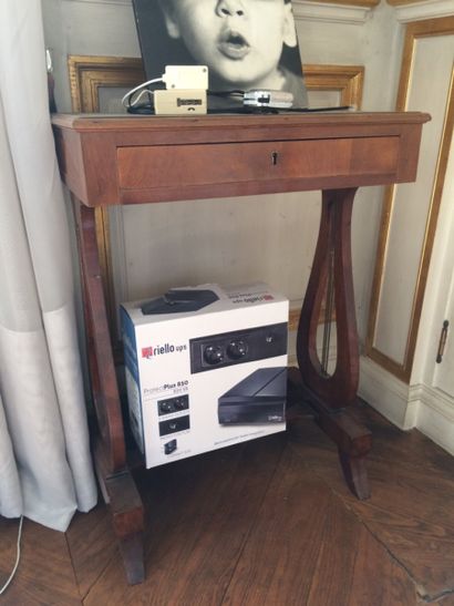 Petite table rectangulaire en placage d'acajou...