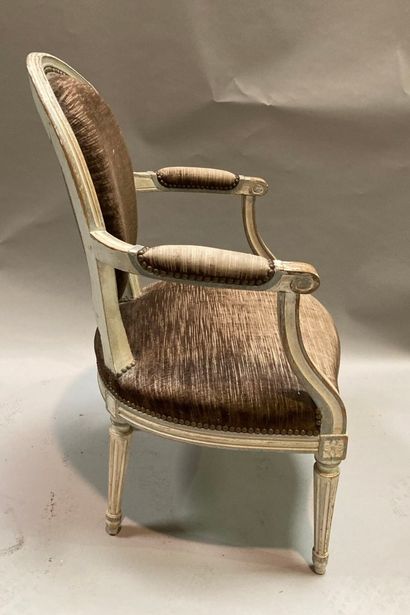 Réunion de quatre fauteuils cabriolet à dossier...