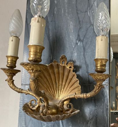 Suite de quatre appliques en bronze à décor...