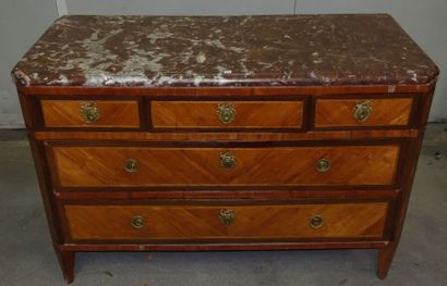 Commode à décor de marqueterie en frisage.

Ancien...