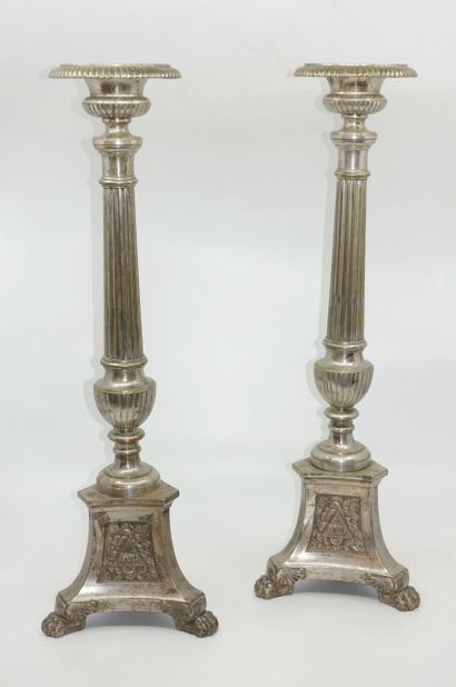 Pair of tripod picks in silver or silver...