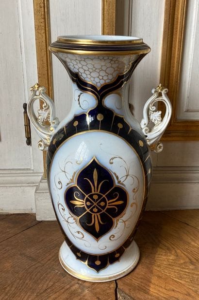 Baluster-shaped vase in porcelain of Paris...