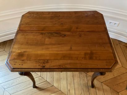 Table à jeu en noyer ouvrant à quatre tiroirs,...