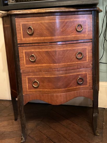 Petite commode en placage à décor d'un filet...