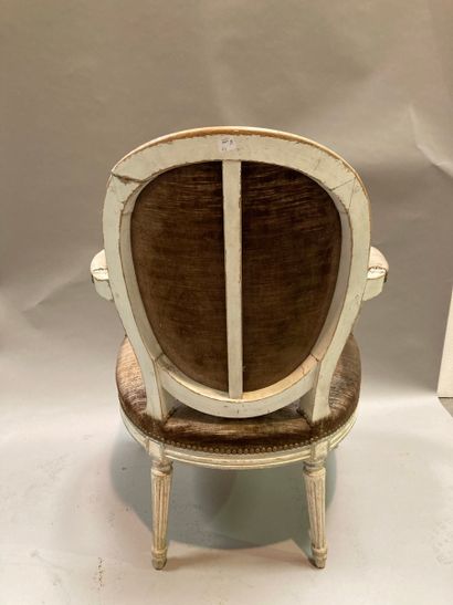 Réunion de quatre fauteuils cabriolet à dossier...