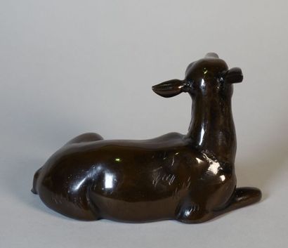 Lying deer in patinated bronze.

Length :...