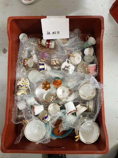 Fort lot de tasses et porcelaines (manet...