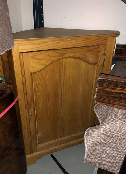 Wooden corner.

High. Width : 86 cm ; Depth...
