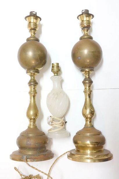 Lot comprising : 

- A large circular gilded...