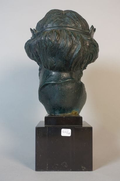 Face in ruler with green patina.

(Wears.)

Base.

Top....