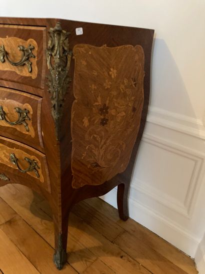 Commode bombée en marqueterie florale, ouvrant...