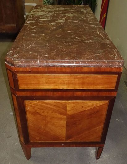 Commode à décor de marqueterie en frisage.

Ancien...