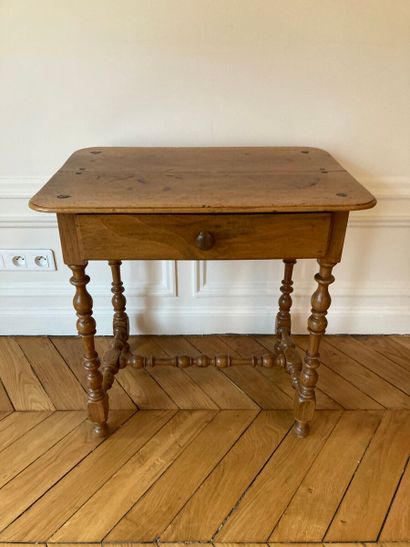 Table en noyer, ouvrant à un tiroir en ceinture,...