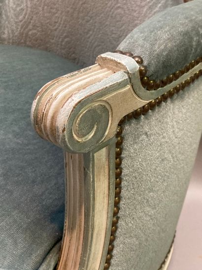 Paire de bergères en bois laqué gris rechampi...
