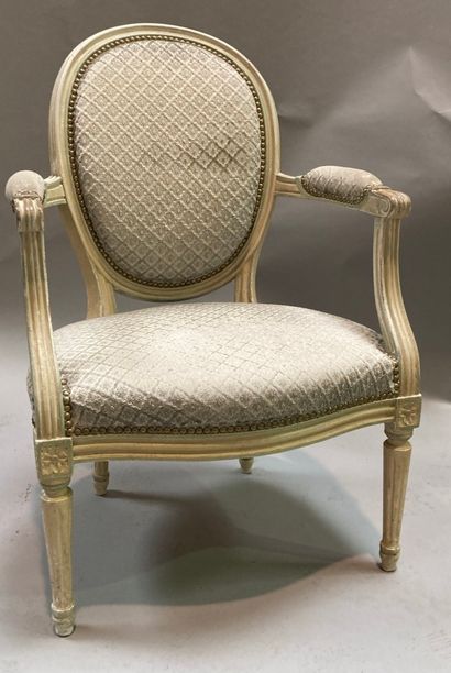 Réunion de quatre fauteuils cabriolet à dossier...
