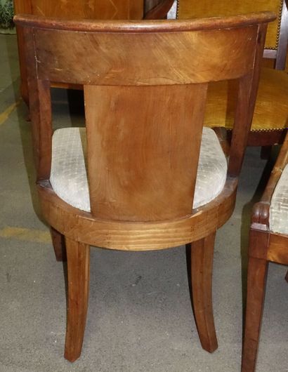 Six chaises gondoles, pieds sabres.

(Accidents,...