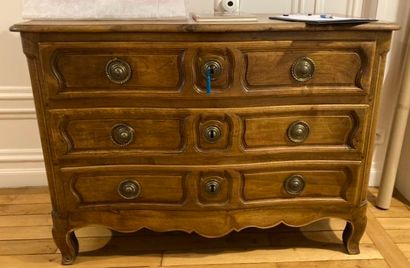 Commode en noyer mouluré, ouvrant par trois...