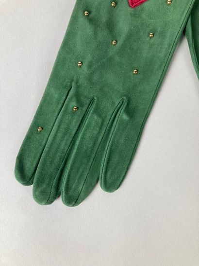 HERMÈS Paris
Paire de gants en daim vert...