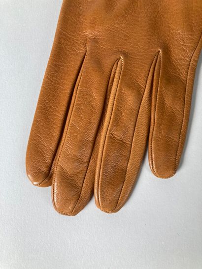 HERMÈS Paris, Made in France
Paire de gants...