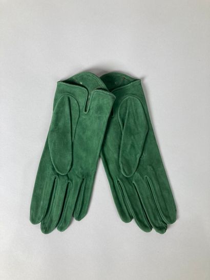 HERMÈS Paris
Paire de gants en daim vert...