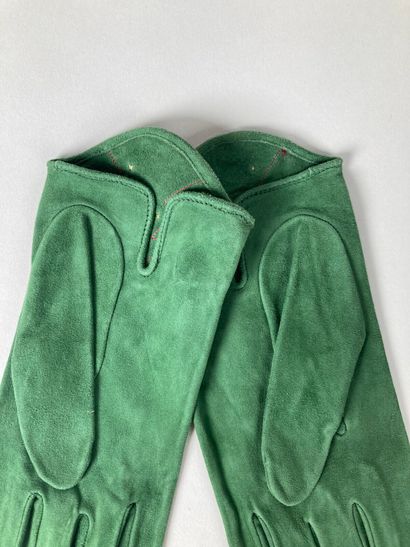 HERMÈS Paris
Paire de gants en daim vert...