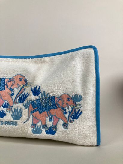 HERMÈS Paris
Grande trousse plate en éponge...