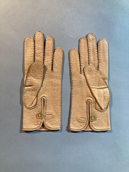 Anonyme
Lot de deux paires de gants :
- L'une...