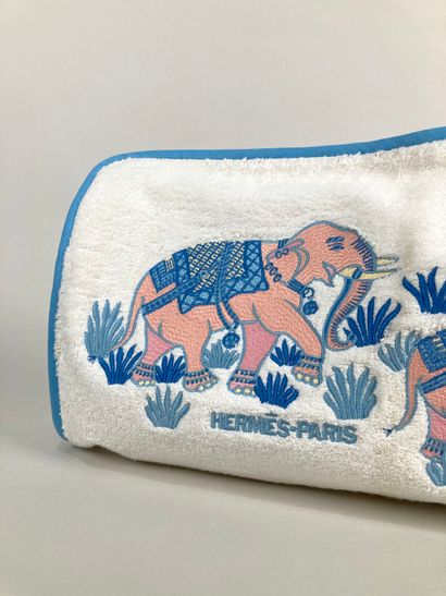 HERMÈS Paris
Grande trousse plate en éponge...