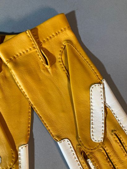 HERMÈS Paris, Made in France
Paire de gants...