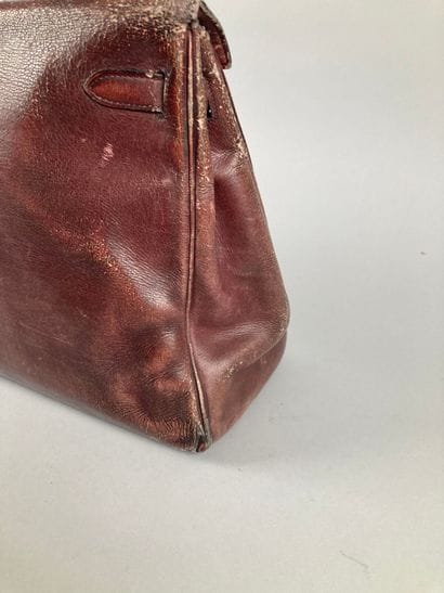 HERMÈS Paris
Sac Kelly 35 en box rouge, bijouterie...