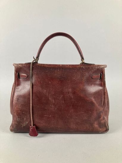 HERMÈS Paris
Sac Kelly 35 en box rouge, bijouterie...