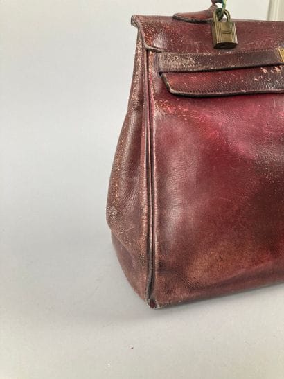 HERMÈS Paris
Sac Kelly 35 en box rouge, bijouterie...