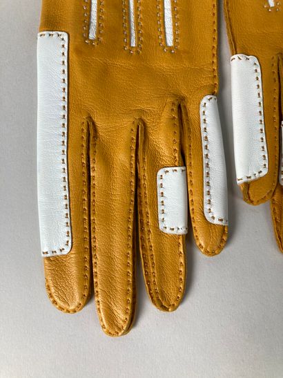 HERMÈS Paris, Made in France
Paire de gants...