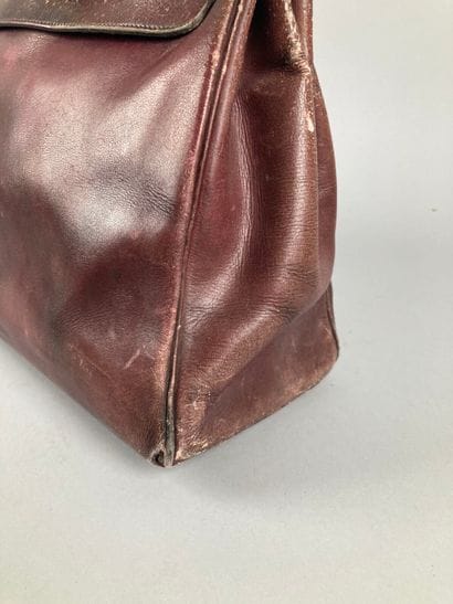 HERMÈS Paris
Sac Kelly 35 en box rouge, bijouterie...