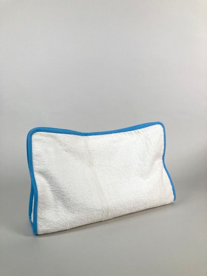 HERMÈS Paris
Grande trousse plate en éponge...