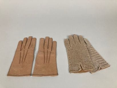 Anonyme
Lot de deux paires de gants :
- L'une...
