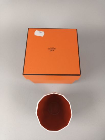 HERMÈS
Photophore coupe en porcelaine blanche...