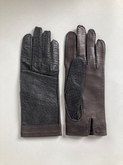 HERMÈS Paris 
Paire de gants en cuir marron...