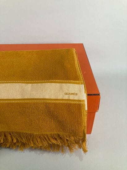 HERMÈS Paris
Drap de bain en éponge safran...