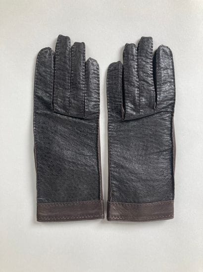 HERMÈS Paris 
Paire de gants en cuir marron...