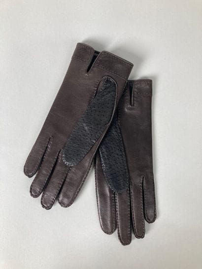 HERMÈS Paris 
Paire de gants en cuir marron...