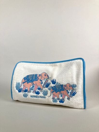 HERMÈS Paris
Grande trousse plate en éponge...