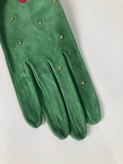 HERMÈS Paris
Paire de gants en daim vert...