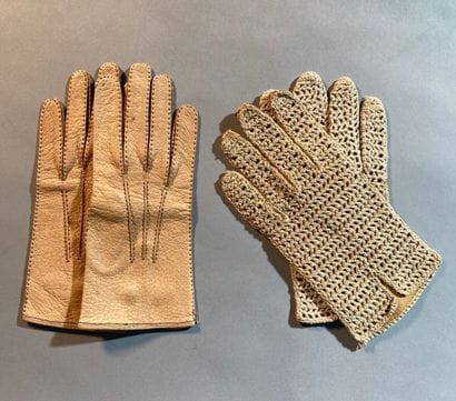 Anonyme
Lot de deux paires de gants :
- L'une...