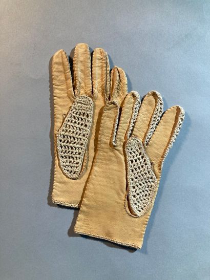 Anonyme
Lot de deux paires de gants :
- L'une...